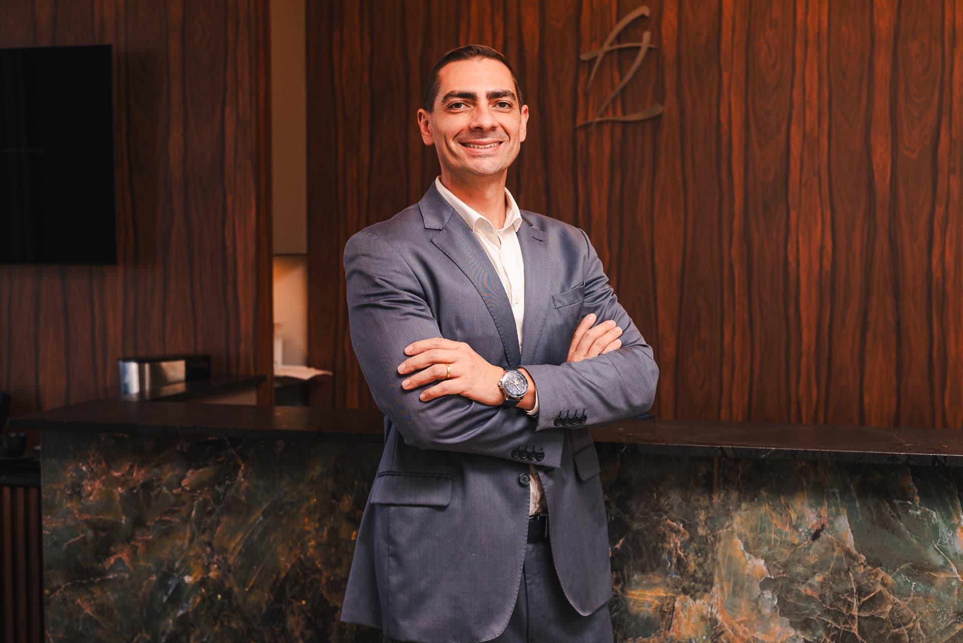 Dr. Guilherme Santiago na recepção da clínica